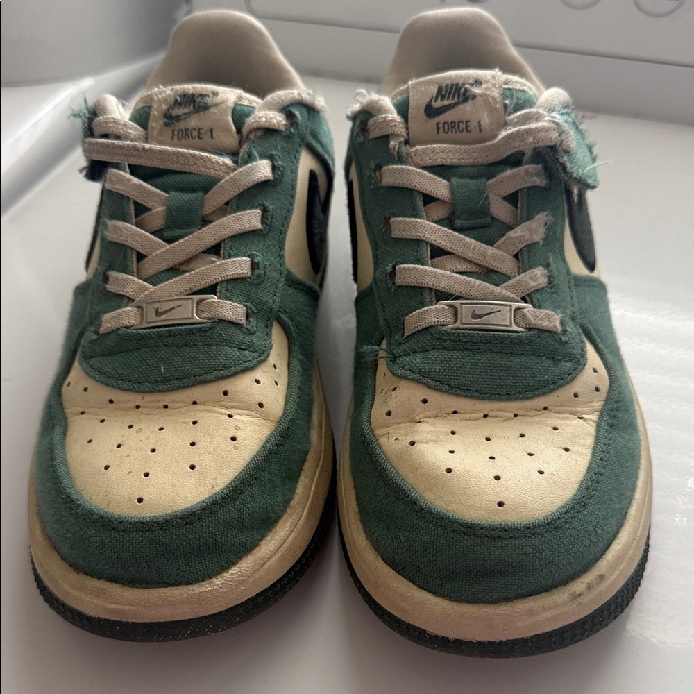 Nike Kids Forest Green and Beige Sneakers